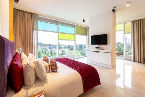 Premium Suite Pool View King Bed | 1 bedroom, premium bedding, minibar, in-room safe