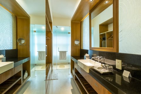 Superior Room City View Queen Bed | Bathroom | Combined shower/tub, rainfall showerhead, free toiletries, hair dryer