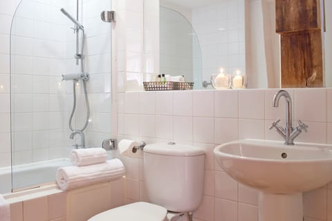 Combined shower/tub, deep soaking tub, free toiletries, hair dryer