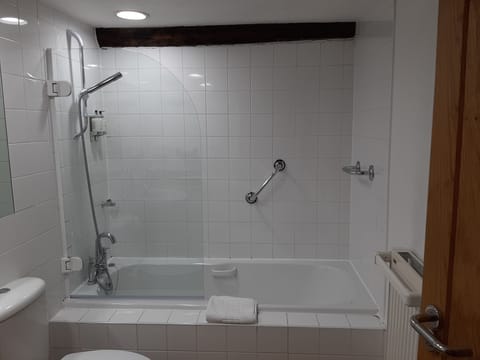 Deluxe Double or Twin Room, 1 King Bed (Dawn Run ) | Bathroom | Combined shower/tub, deep soaking tub, free toiletries, hair dryer