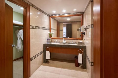 Oro Verde Suite | Bathroom | Shower, free toiletries, hair dryer, bathrobes