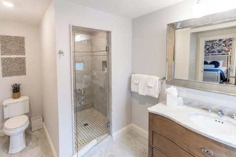 Room 3 | Bathroom | Shower, free toiletries, hair dryer, towels