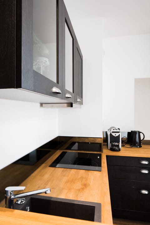 Hector - One Bedroom Apartment | Private kitchen | Fridge, microwave, oven, stovetop