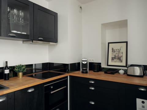 Hector - One Bedroom Apartment | Private kitchen | Fridge, microwave, oven, stovetop