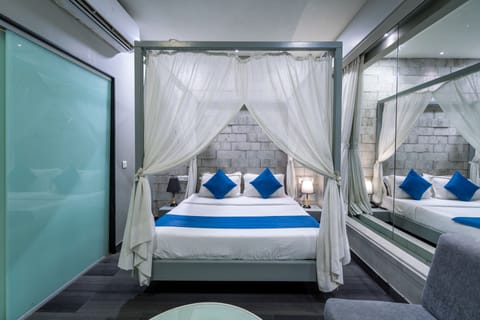 Executive Room, 1 King Bed | Premium bedding, minibar, in-room safe, desk