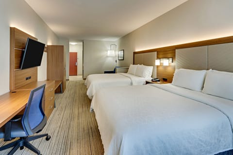 Suite, 1 Bedroom (2 Qn, Sofa Bed, Wet Bar) | Premium bedding, down comforters, pillowtop beds, in-room safe