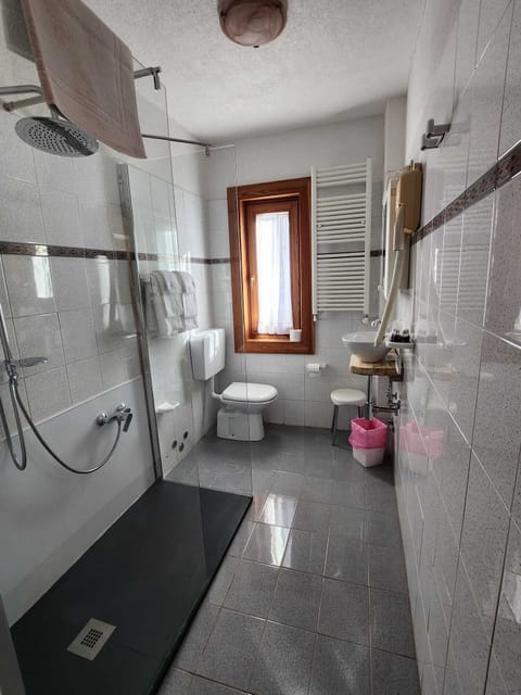 Standard Room | Bathroom | Free toiletries, hair dryer, bidet, towels