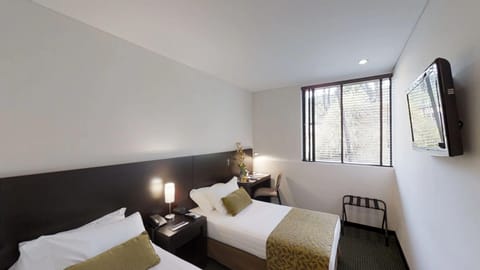 Standard Room, 2 Twin Beds (Standard Twin Room) | Premium bedding, in-room safe, desk, blackout drapes
