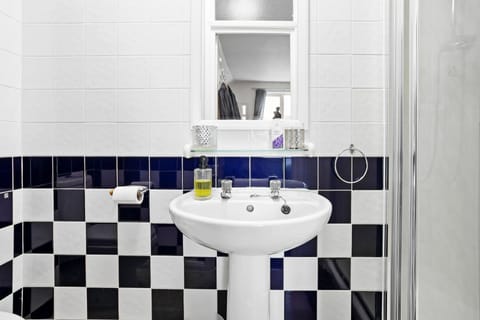 Room 7 - Superior Double Room | Bathroom | Shower, free toiletries, hair dryer, towels