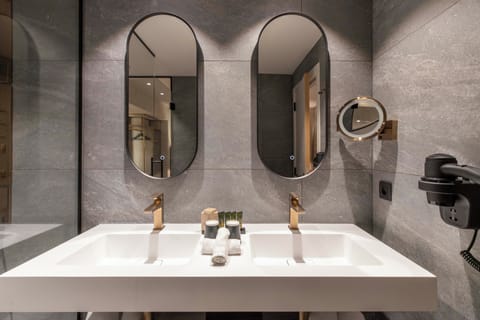 Junior Double Room | Bathroom | Free toiletries, hair dryer, bathrobes, towels