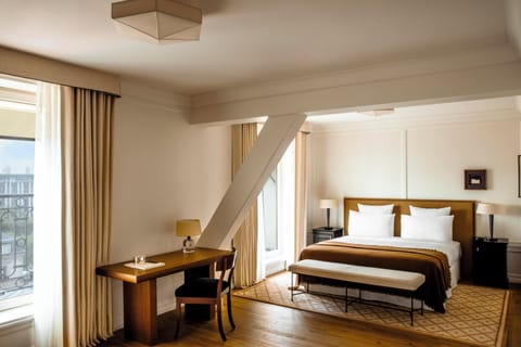 Suite (Tour Eiffel View) | Premium bedding, minibar, in-room safe, desk