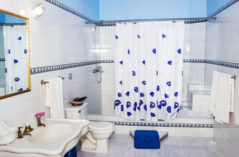 Combined shower/tub, deep soaking tub, rainfall showerhead, towels