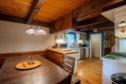 Mollys Treehouse Dining Area and Kitchen - Mollys Treehouse Dining Area and Kitchen