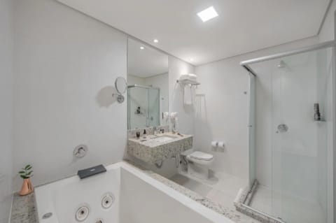 Suíte Casal - 1 Cama King | Bathroom | Shower, free toiletries, hair dryer, towels