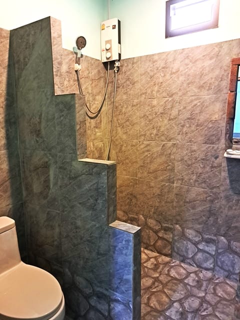 Family Bungalow | Bathroom | Shower, free toiletries, hair dryer, bidet