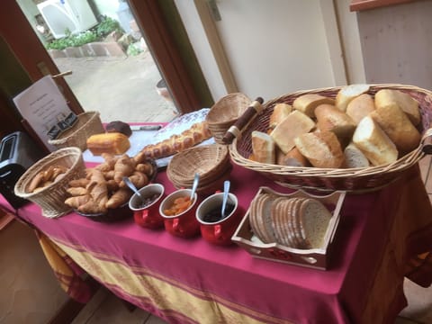 Daily continental breakfast (EUR 10.50 per person)