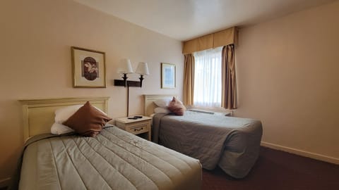 Family Suites | Soundproofing, iron/ironing board, free WiFi, bed sheets