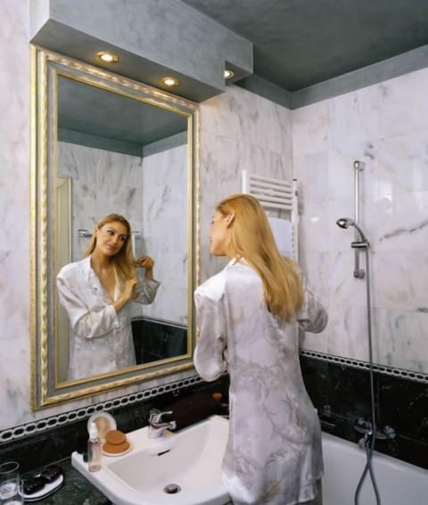 Bathtub, free toiletries, hair dryer, slippers