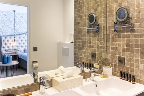 Family Room | Bathroom | Combined shower/tub, free toiletries, hair dryer, towels