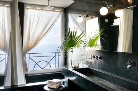 DELUXE CORNER SEA VIEW | Bathroom | Combined shower/tub, rainfall showerhead, free toiletries, hair dryer