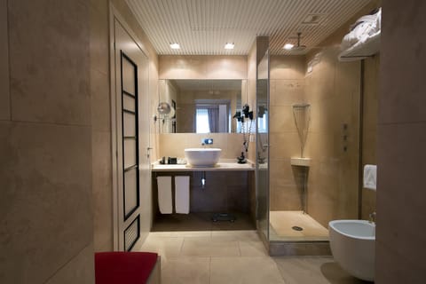 PRESTIGE | Bathroom | Combined shower/tub, rainfall showerhead, free toiletries, hair dryer