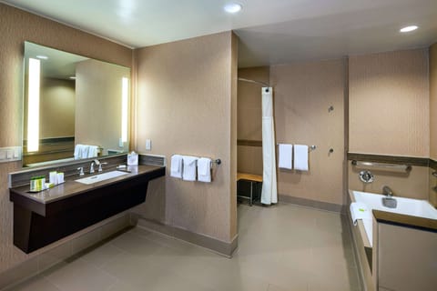 Combined shower/tub, free toiletries, hair dryer, towels