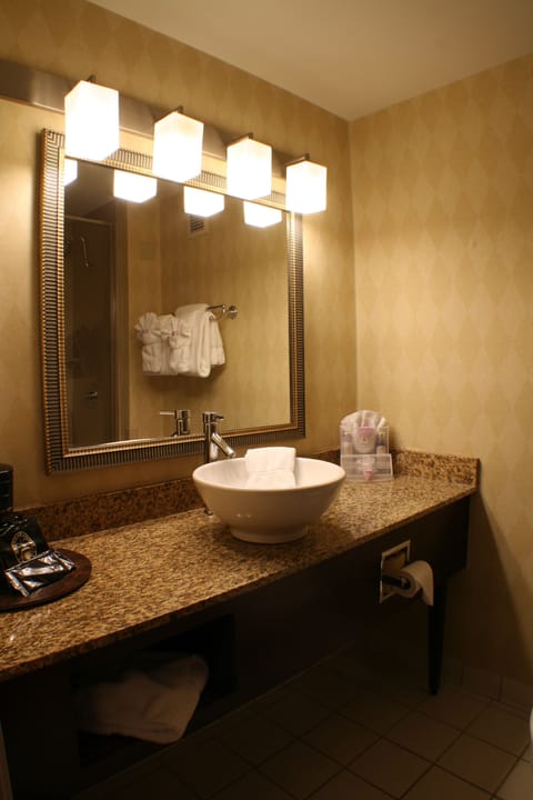 Suite, 1 King Bed | Bathroom | Free toiletries, hair dryer, towels