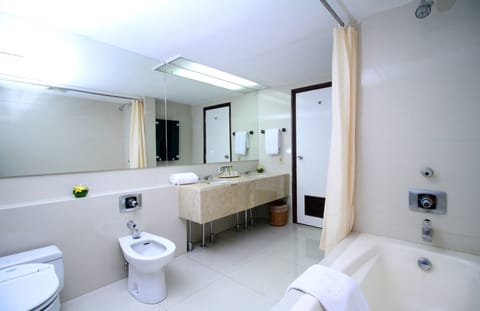 Apartment, 3 Bedrooms | Bathroom | Combined shower/tub, deep soaking tub, rainfall showerhead