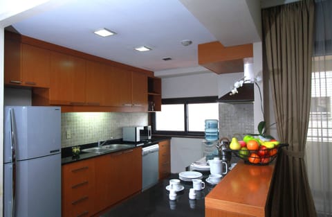 Apartment, 3 Bedrooms | Private kitchen | Fridge, microwave, oven, stovetop