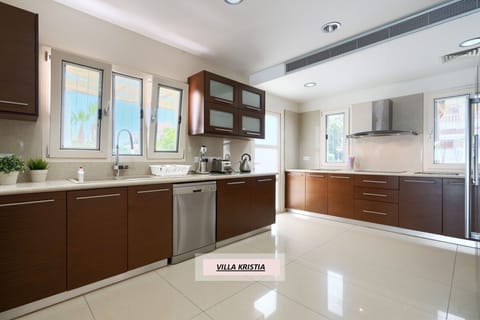 Luxury Villa | Private kitchen | Fridge, microwave, dishwasher, coffee/tea maker