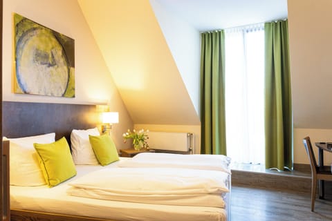 Basic Double Room, 1 Bedroom | Bathroom | Free toiletries, hair dryer, towels