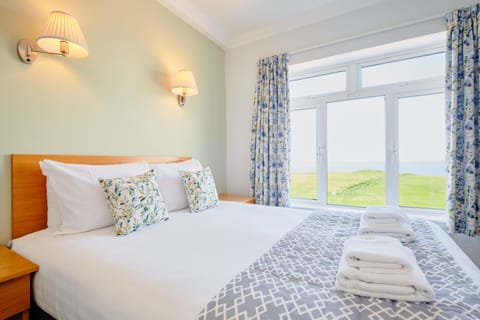 Double Room, Sea View | Desk, iron/ironing board, free WiFi, bed sheets