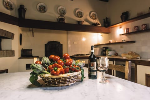 Room | Private kitchen | Fridge, oven, stovetop, coffee/tea maker