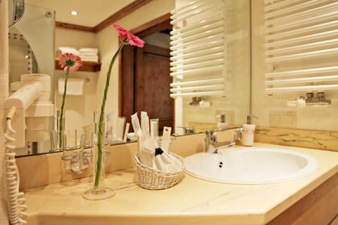 Suite | Bathroom | Free toiletries, hair dryer, bathrobes, towels