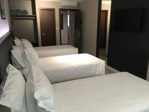 Triple Room, 3 Twin Beds | 1 bedroom, minibar, in-room safe, desk