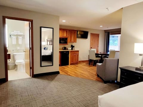 Executive Suite, 1 King Bed, Non Smoking | Premium bedding, pillowtop beds, in-room safe, desk