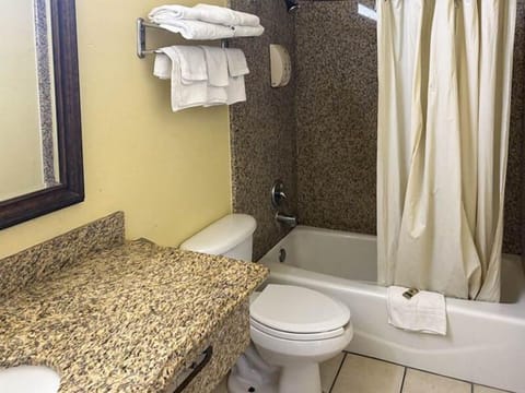 Combined shower/tub, free toiletries, towels