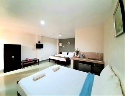 Family Group Room | Iron/ironing board, free WiFi, bed sheets