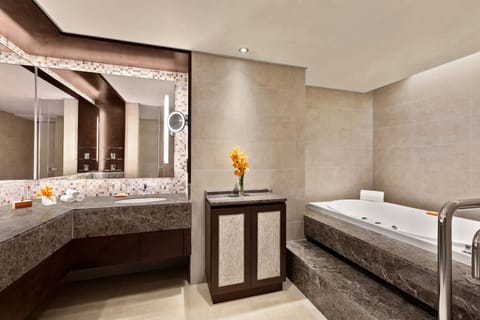 Tanjung Deluxe Seaview Suite (King) | Bathroom | Combined shower/tub, hydromassage showerhead, free toiletries