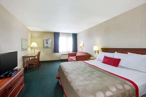 Upgraded, Standard Room, 1 King Bed, Non Smoking, Jetted Tub | In-room safe, desk, blackout drapes, iron/ironing board