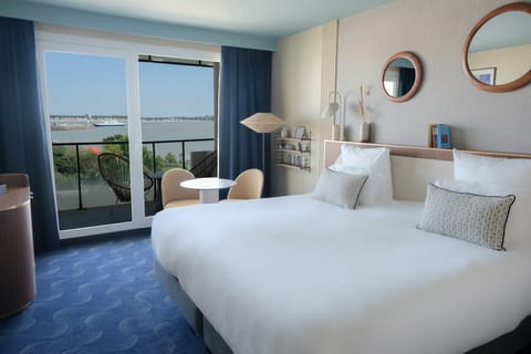 Chambre Supérieure avec Balcon et Vue sur Mer | Minibar, in-room safe, desk, blackout drapes