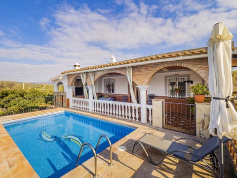 Enjoy the private pool of this Finca in Coín