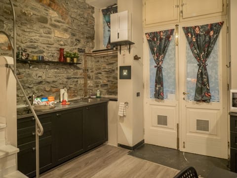 Studio | Private kitchen | Fridge, microwave, stovetop, coffee/tea maker