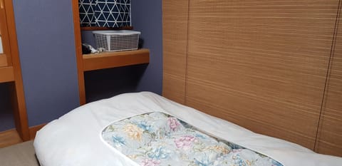 Private Economy Twin Room, Shared Bathroom | In-room safe, free WiFi, bed sheets