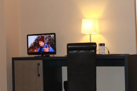 Standard Triple Room | In-room business center