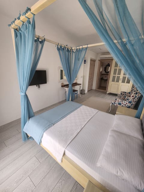 Deluxe Triple room with balcony | In-room safe, desk, free WiFi, bed sheets