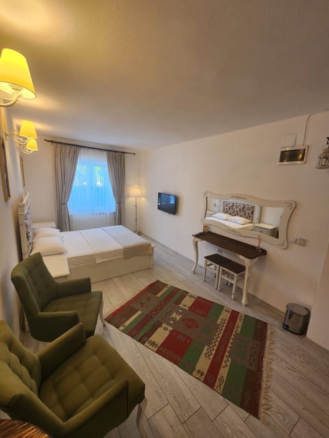 Deluxe Triple Room | In-room safe, desk, free WiFi, bed sheets