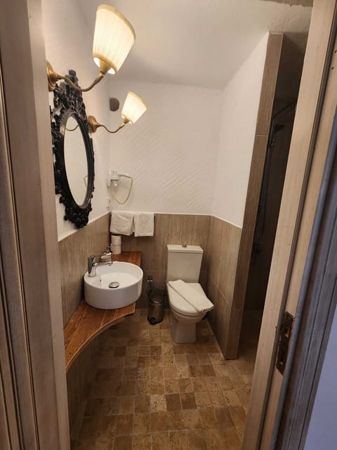 Economy Triple Room | Bathroom | Shower, free toiletries, hair dryer, slippers