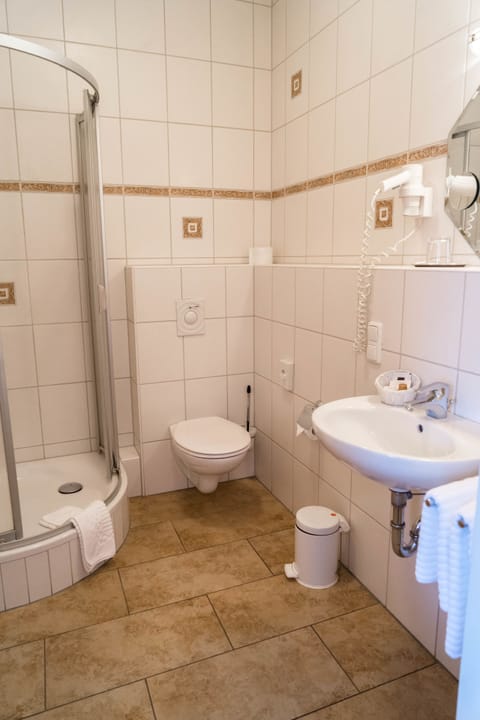 Classic Double Room, Non Smoking | Bathroom | Shower, free toiletries, hair dryer, towels