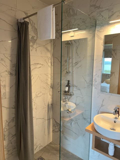 Standard Triple Room, Private Bathroom | Bathroom | Shower, hair dryer, towels